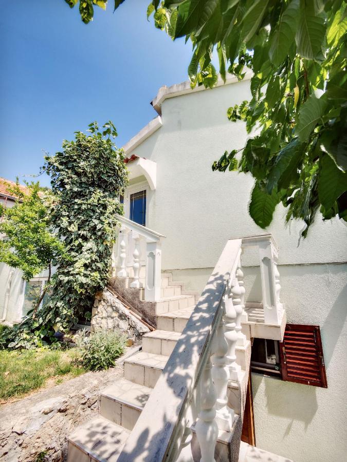 Apartmani Ela Prvić Luka Екстериор снимка