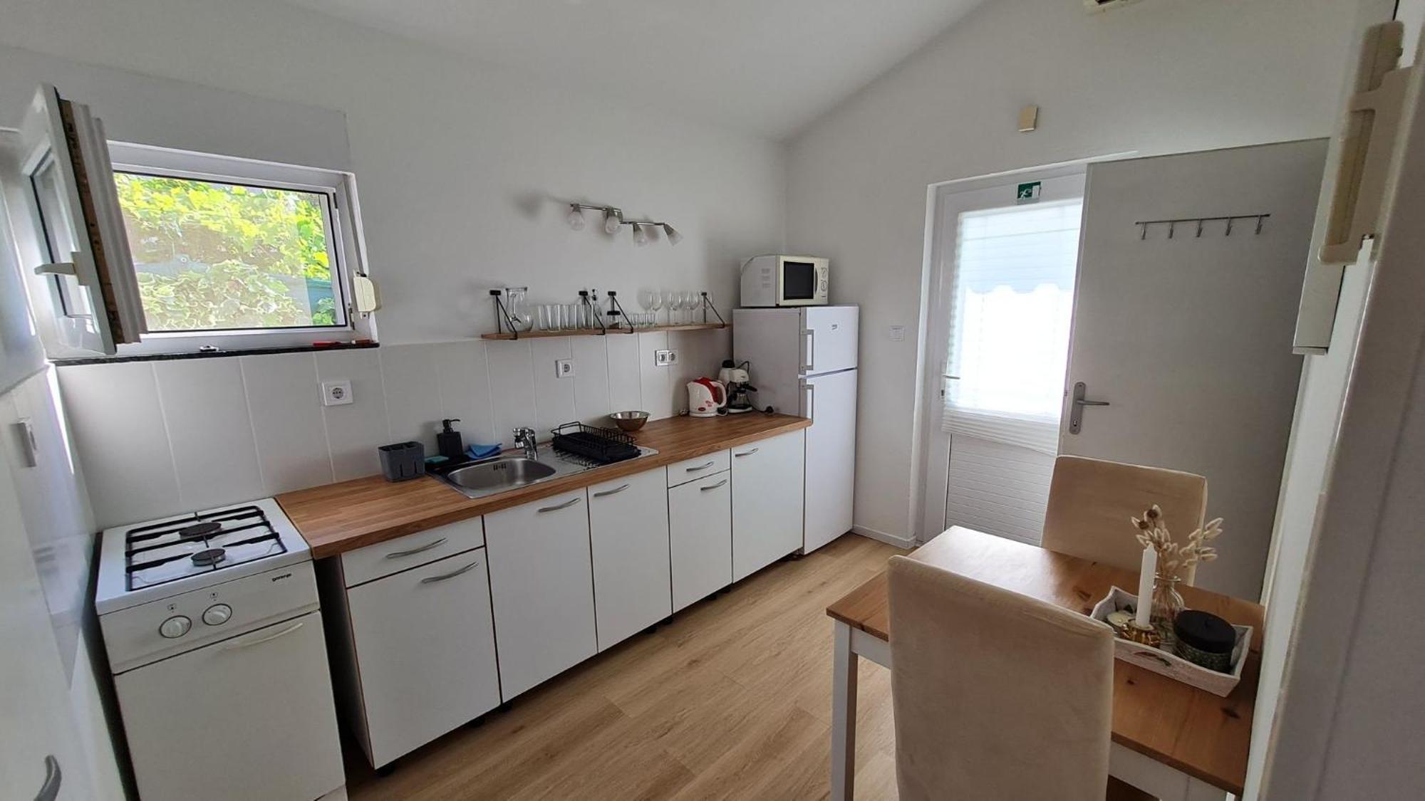 Apartmani Ela Prvić Luka Екстериор снимка