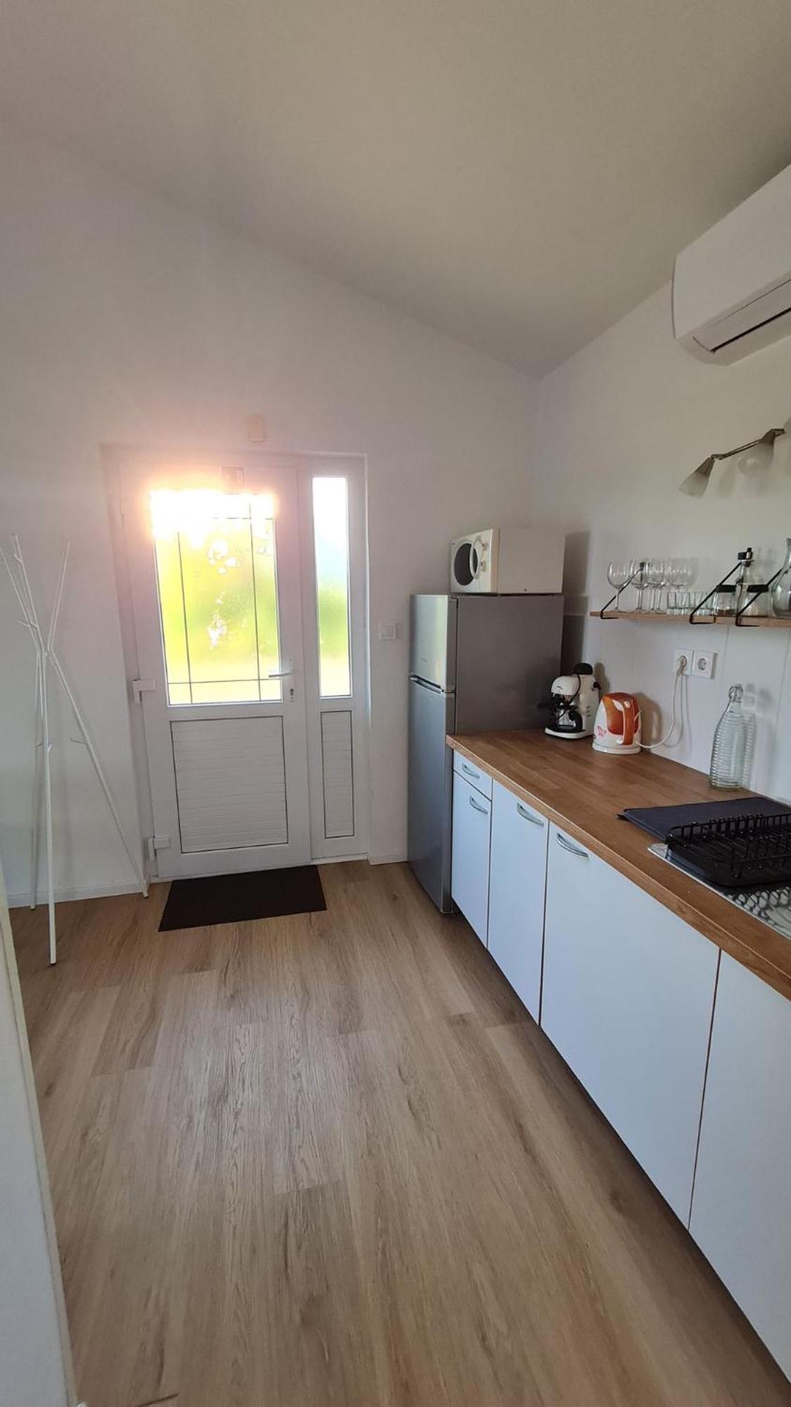 Apartmani Ela Prvić Luka Екстериор снимка